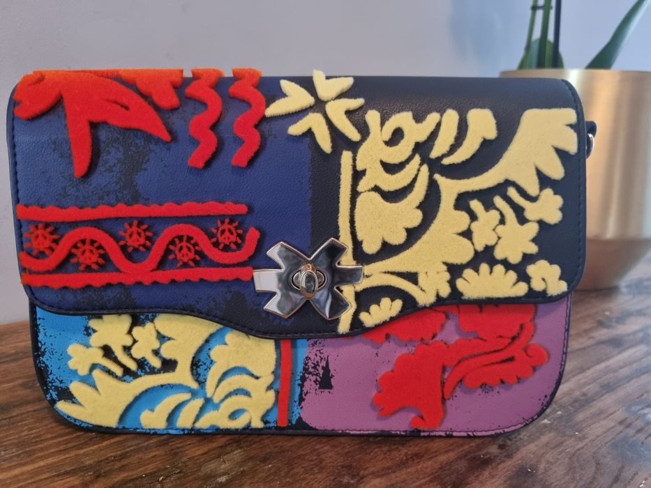 Чанти Love Moschino,  Desigual, Victoria Secret