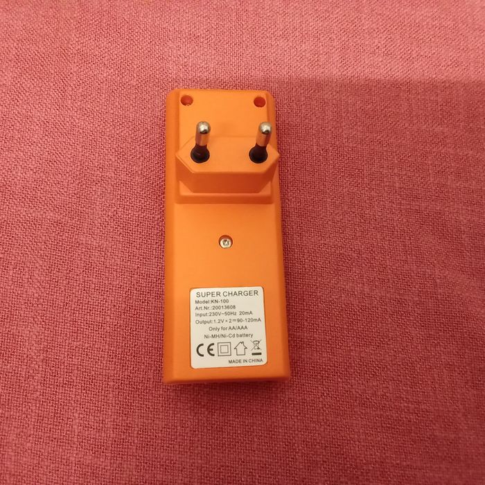 Aparat pentru încărcat baterii.