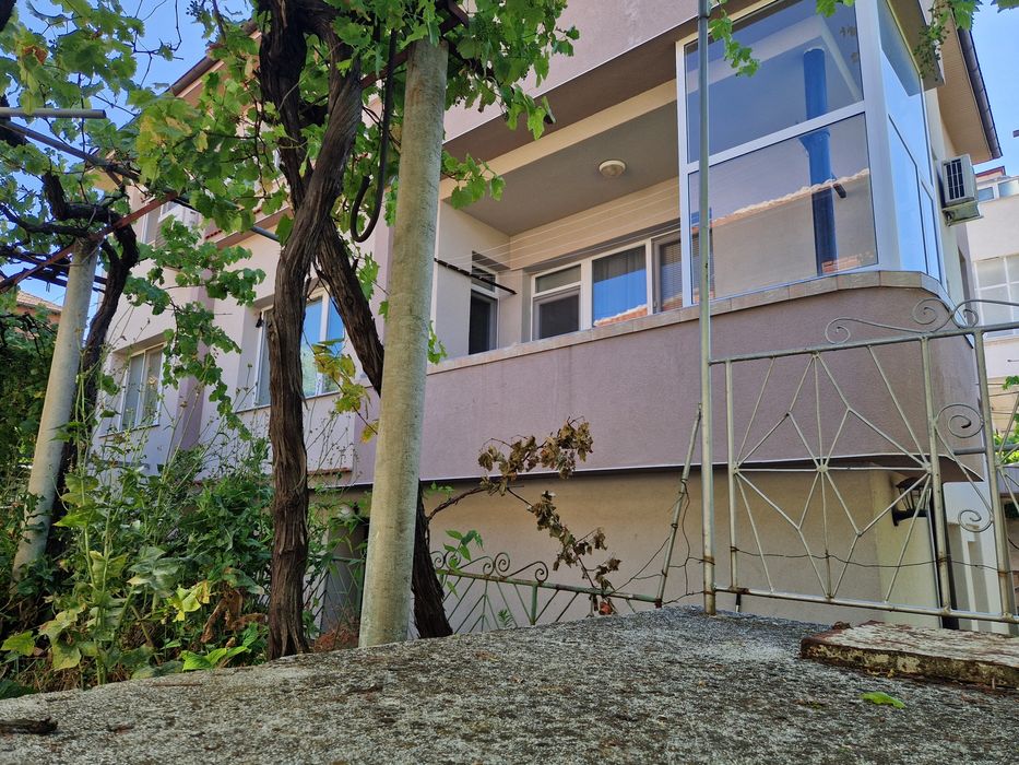 Продавам етаж от къща в Асеновград!