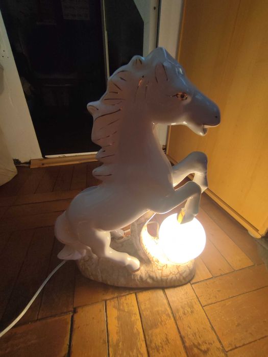 Lampa cal de portelan