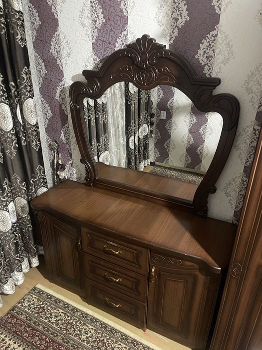 Комод с зеркалом