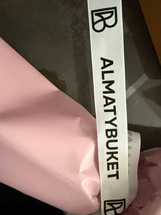 Свежие розы белые