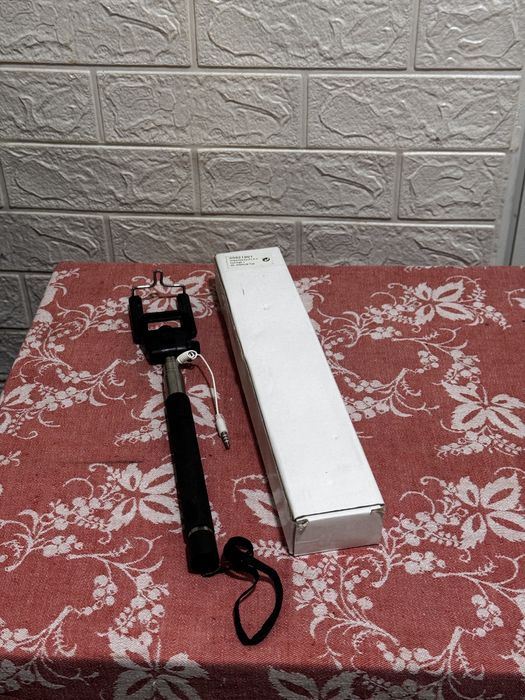 Компактен селфи стик с кабел – лесен за употреба