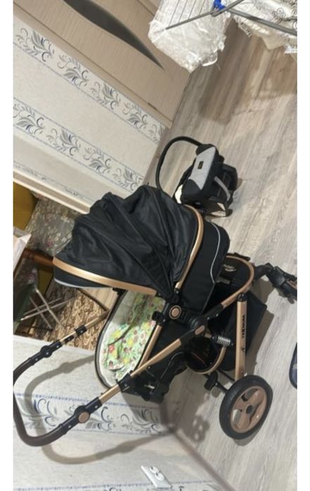 Продам универсальную коляску 3 в 1
