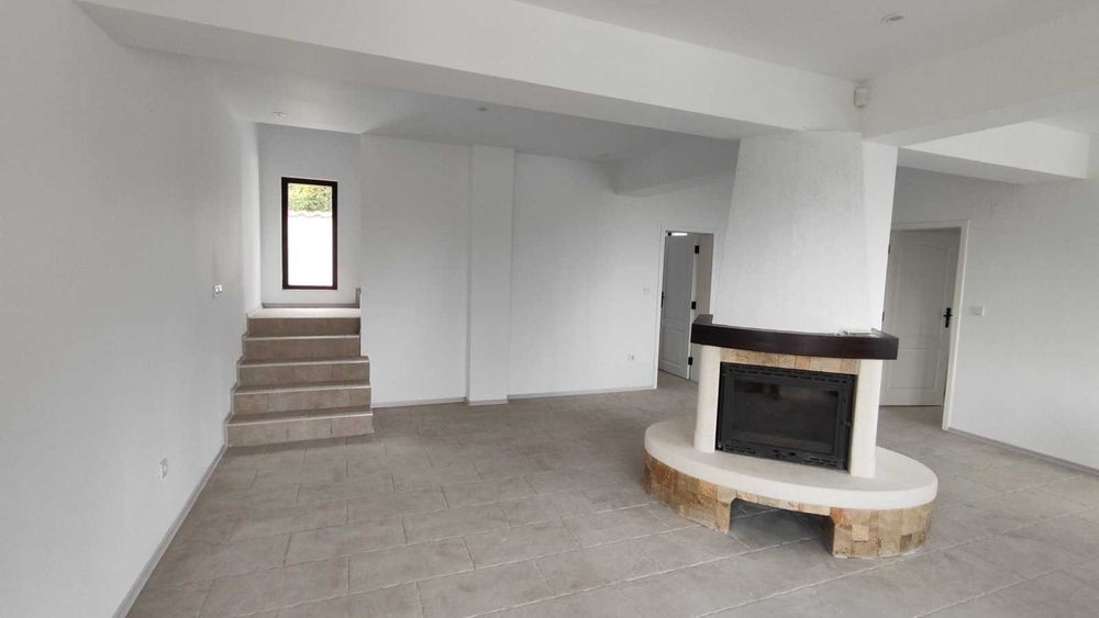 Двуетажна къща в в.з Момчил