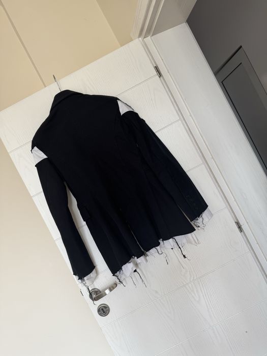 Сако EVIS с накъсани ръкави, черно и бяло.