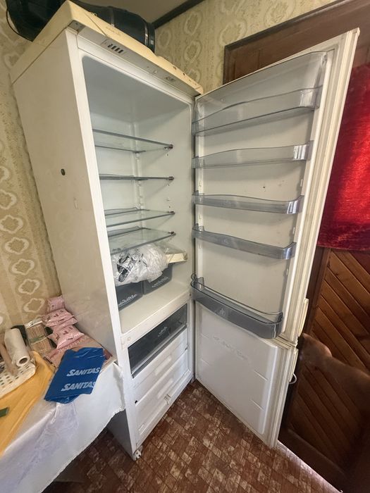 Продава се хладилник с фризер