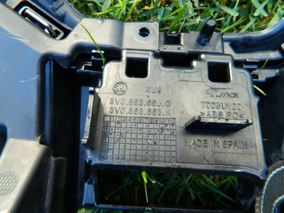 Grila centrala cu distronic Skoda Superb 3 model 2019-2022 cod 3V0853653G