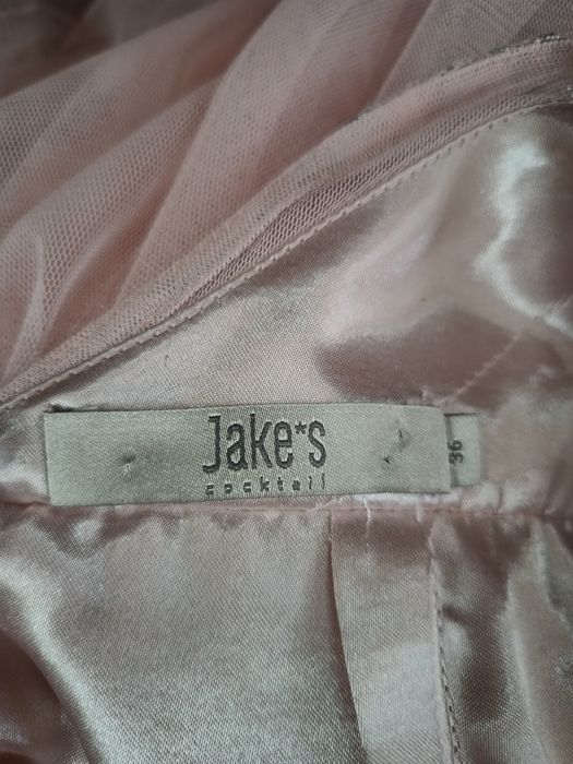 Официална рокля, подходяща за абитуриентки и шаферки