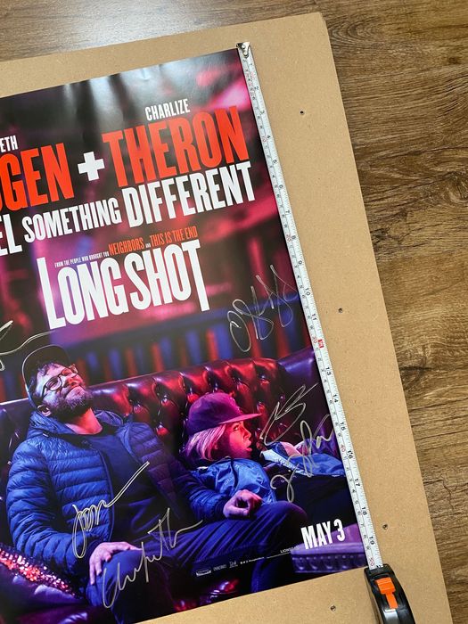 Postere Long Shot cu autografe semnate de Charlize Theron, Seth Rogen