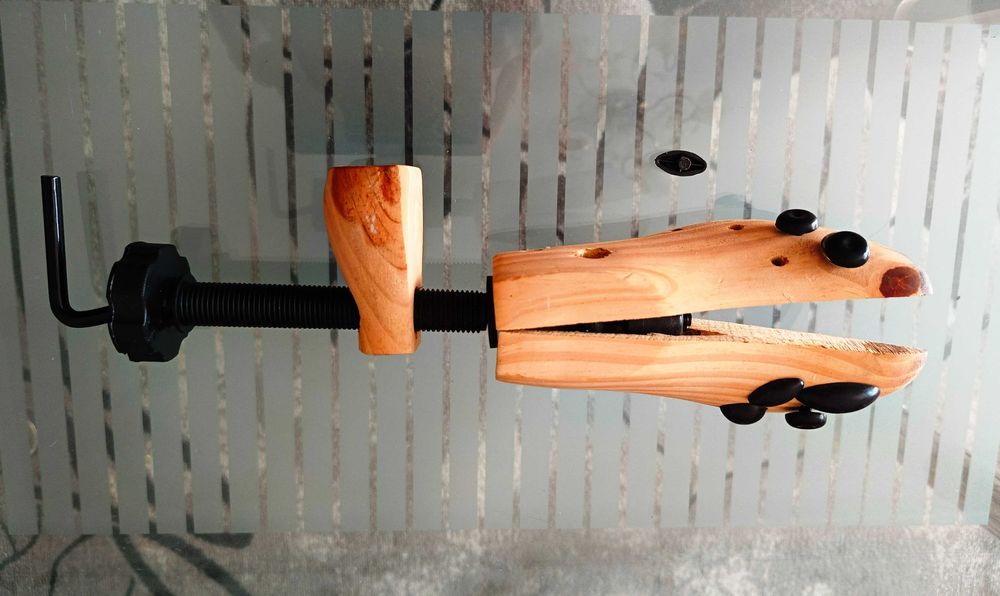 Устройство за разтягане на тесни обувки