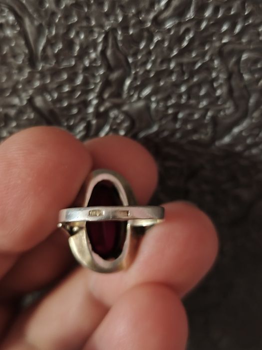 Кольцо серебряное,камень корунд- рубин,875 проба,300000сум..