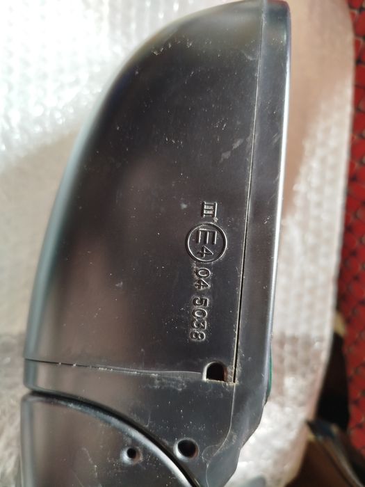 Продается зеркало автомобиля.