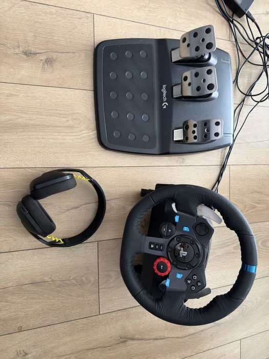 Logitech G29 с безжични слушалки!