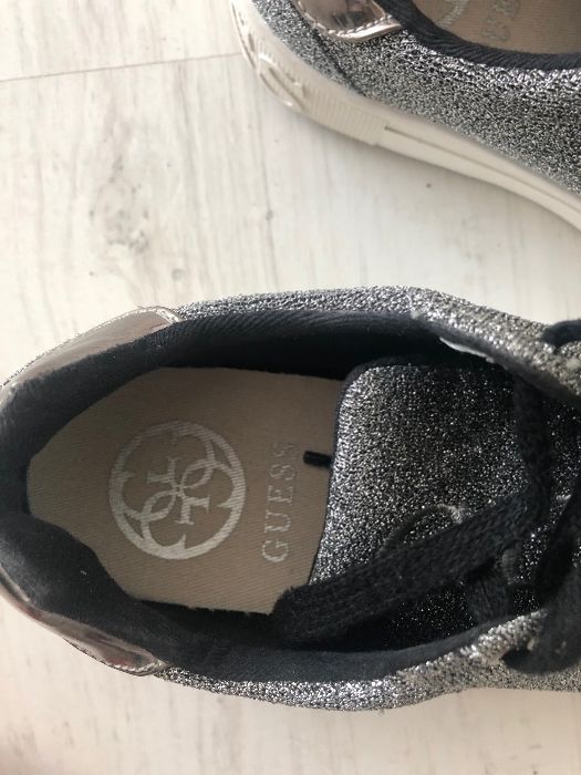 Vand adidasi Guess
