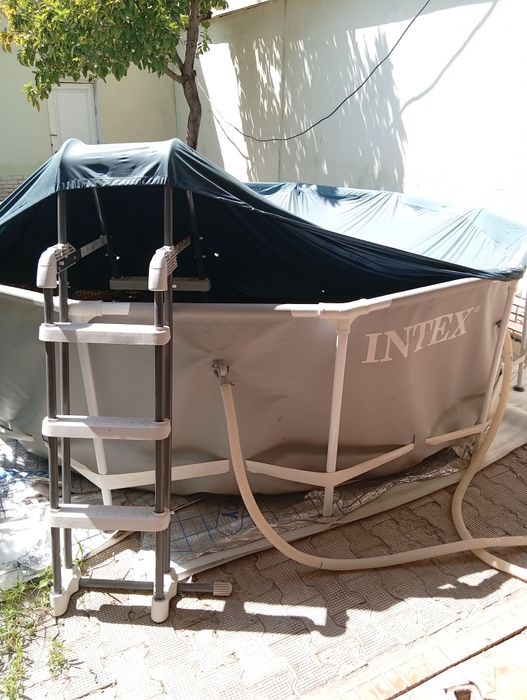 Бассейн Intex +тент и сачок,пылесос