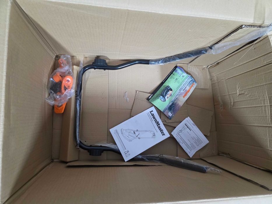 Mașină de tuns iarba plutitoare LawnMaster 1800 W 36 cm cu colectare