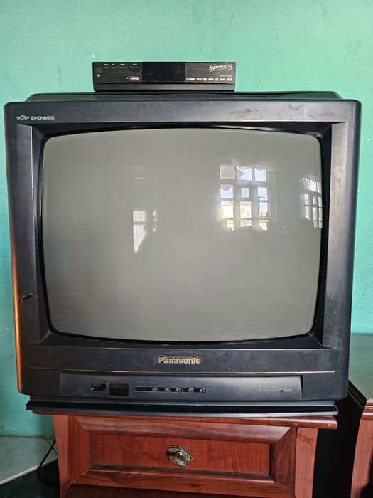 Телевизор Panasonic ишлаб турибди тюнер совг'а.