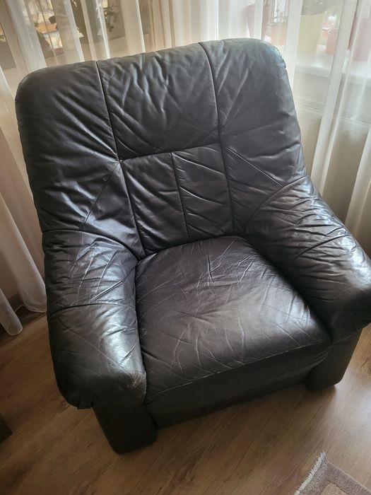Кожено кресло, кубче, холна масичка