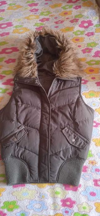 Жилет утеплённый с капюшоном