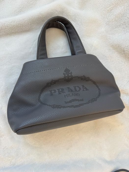 Geanta Prada, defect manere