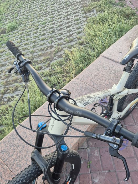 yt izzo size L carbon