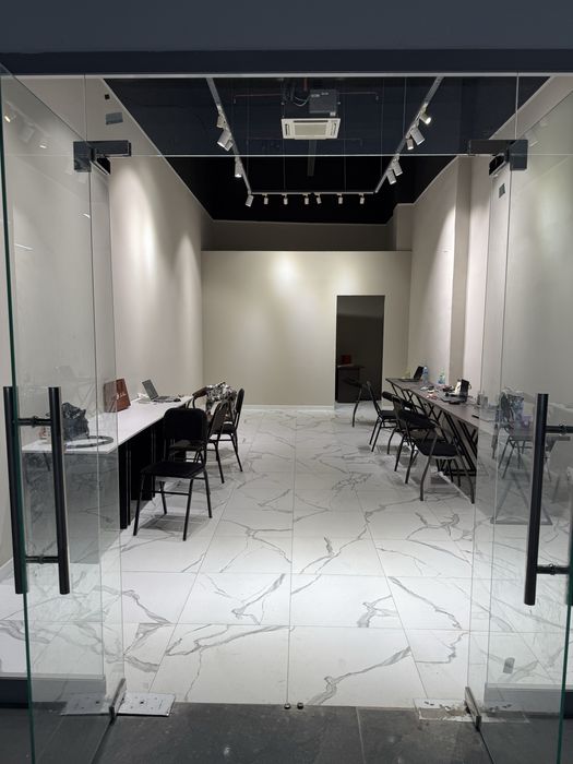 Buxoro Savdo Majmuasining 2-qavatida 37m2 do’kon sotiladi
