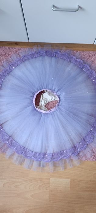 Продавам балетен костюм с аксесоари