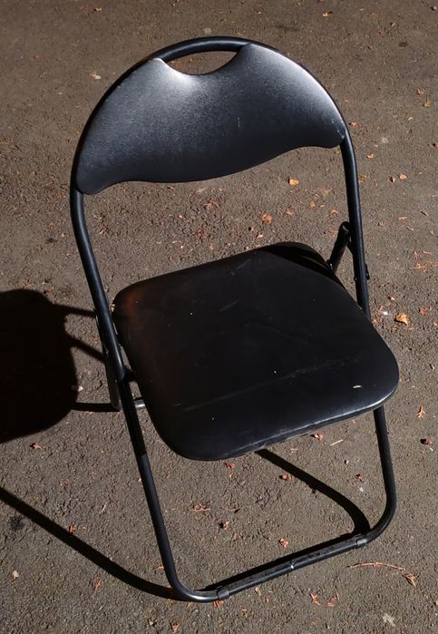 Scaun de copil și scaun pliabil negru