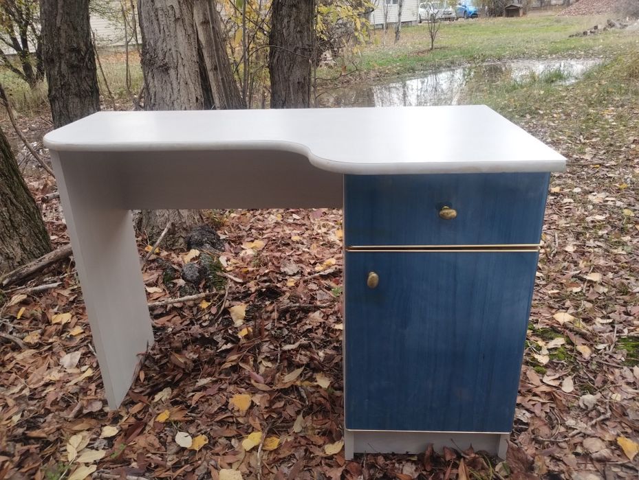 Продавам малко бюро