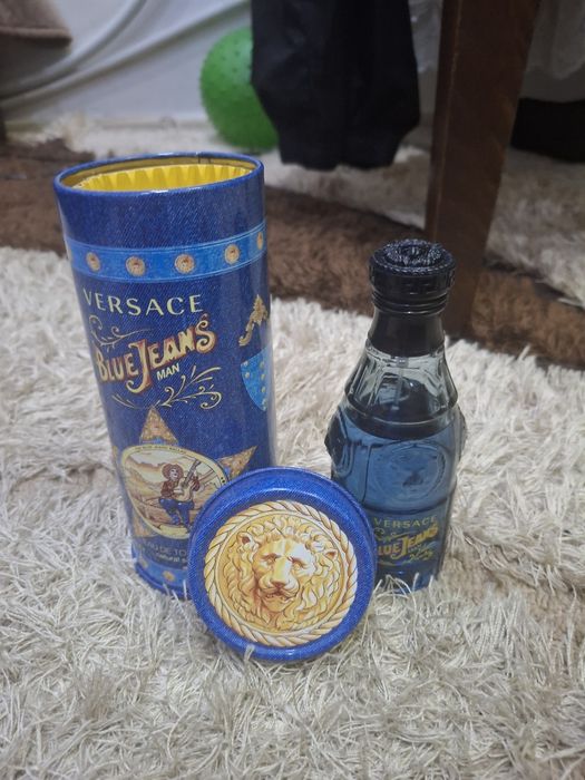 Продавам парфюум Versace Blue Jeans Eau De Toilette