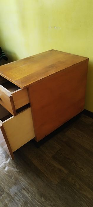 Отдам бесплатно тумбу и стулья