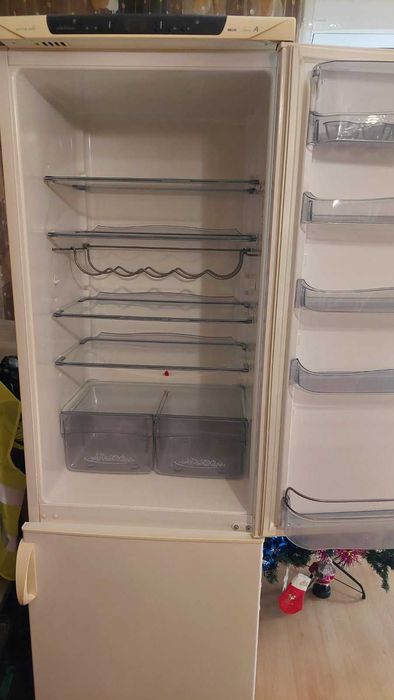 Хладилник с фризер " Snaige "