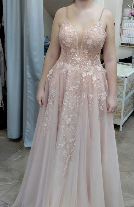 Продавам чисто нова бална бутикова рокля. Не е обличана изобщо.