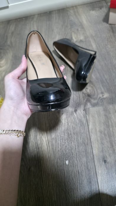 Pantofi cu toc inalt