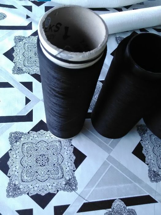 Разпродажба на прежда от коприна на бобини.