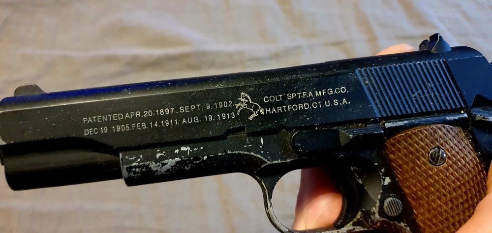 Pistol Colt metal bile plastic