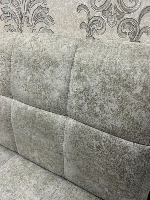 Продам кухонный уголок+2 пуфа