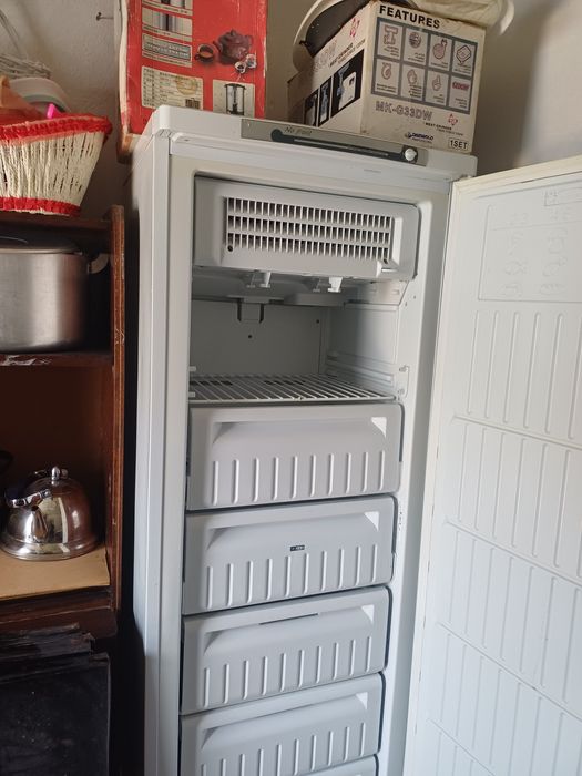 Морозильник в отличном состоянии работает