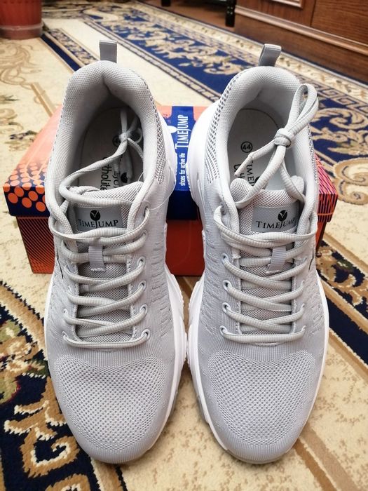 Кроссовки новые размер 44