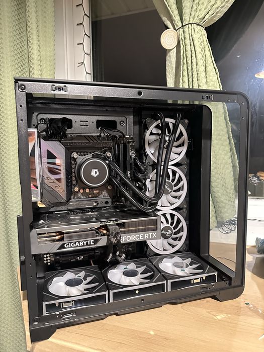 Pc gaming cu I7 13700K RTX 4070 S Eagle OC