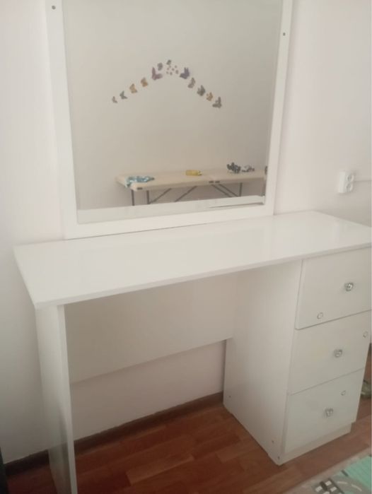 Комод айнасымен мебель