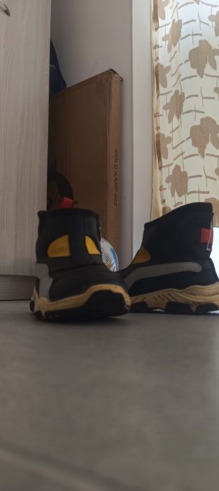 Продам детскую обувь.