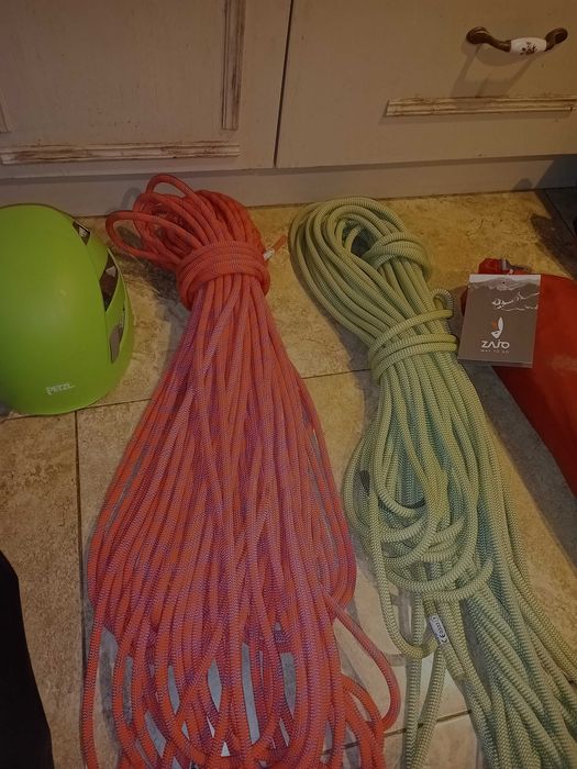 Vând echipamente de munte și ape