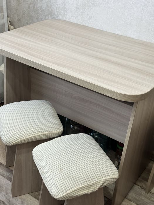 Продам стол и 4 табурета