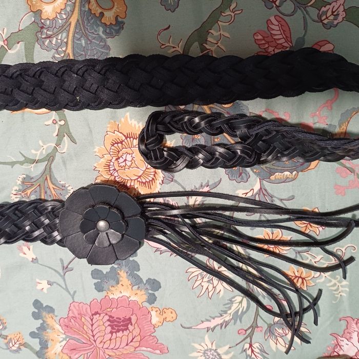 Черен колан с цвете