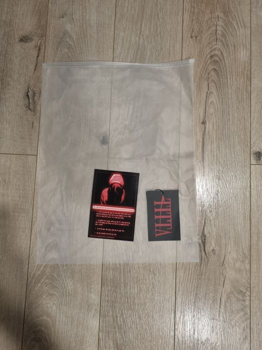 Hanorac roșu cu model pe spate