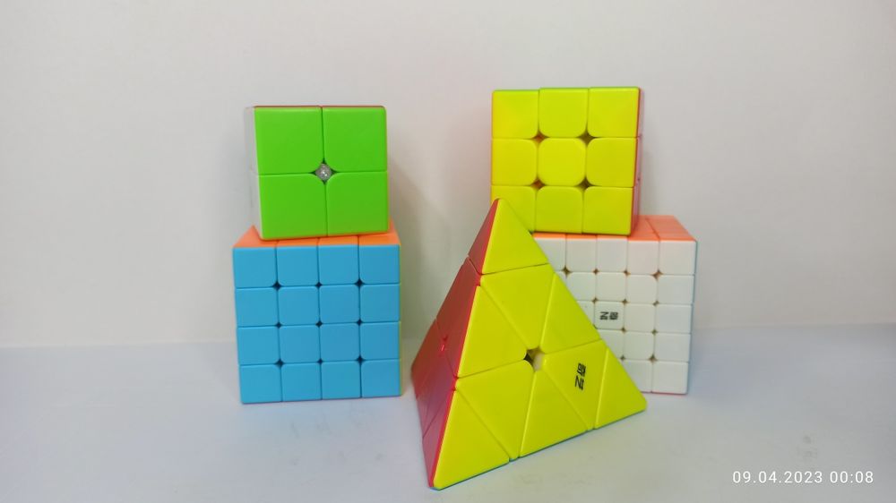 Кубики рубики в наборе