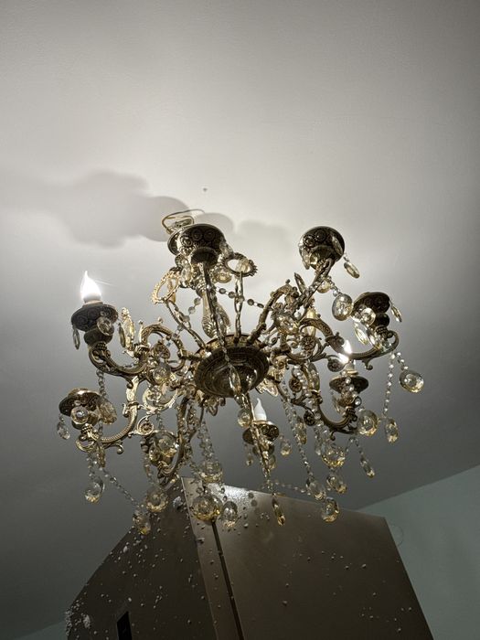 Продам золотого цвета люстру