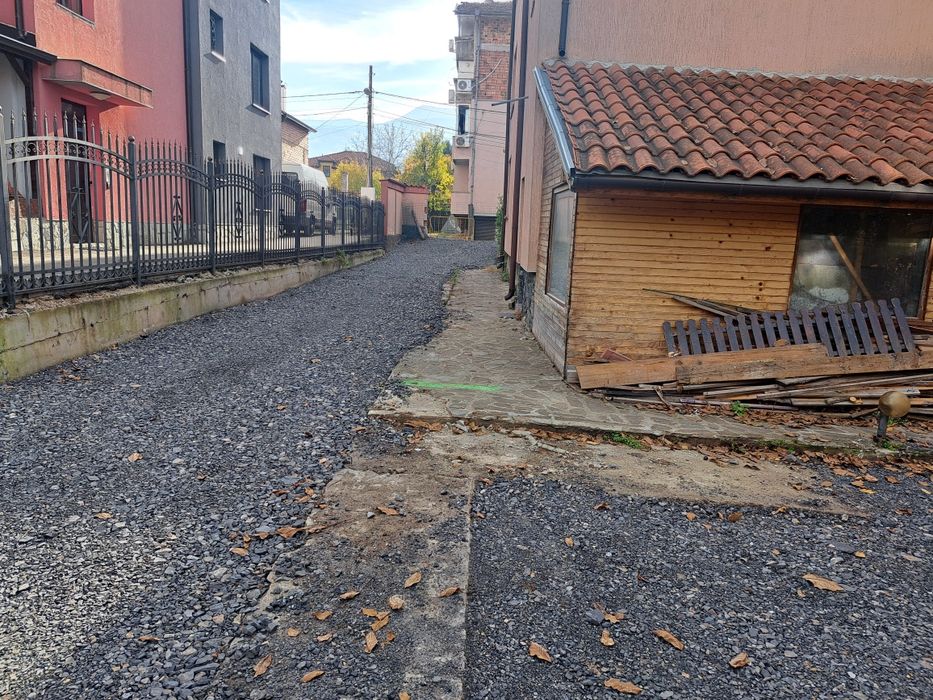 Давам място със постройка  под наем 300кв м